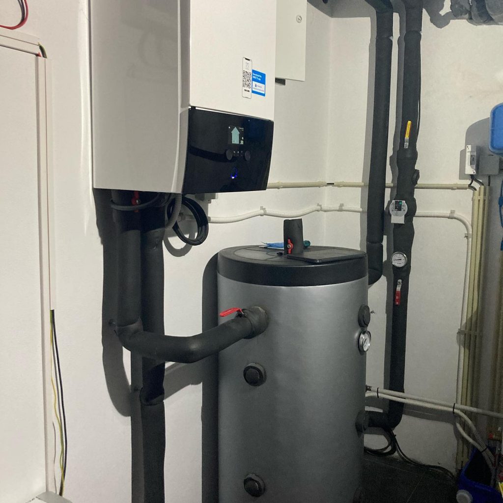 Bomba de calor com depósito de inércia para climatização